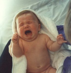 Новорожденный кричит
