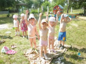 Дети принимают солнечно-воздушные ванны