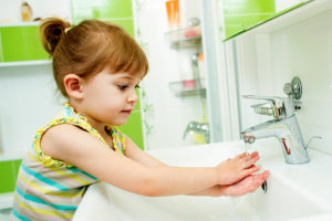ребенок моет руки