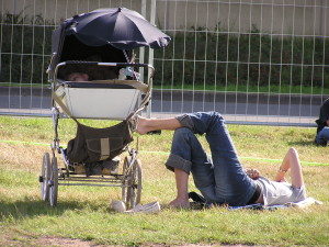 ребенок спит в коляске на свежем воздухе
