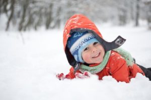 ребенок играет со снегом