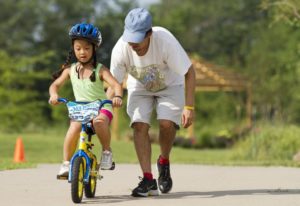 обучение ребенка катанию на велосипеде