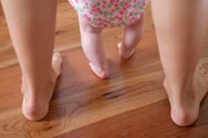 ноги матери и иксообразные ноги ребенка