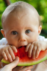 Малыш ест арбуз