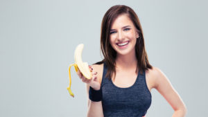 девушка держит банан
