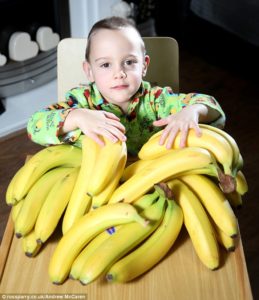 ребенок и много бананов