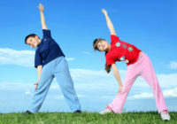 Дети делают физические упражнения