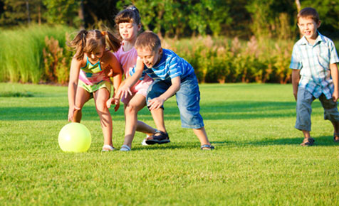 дошкольники играют в мяч