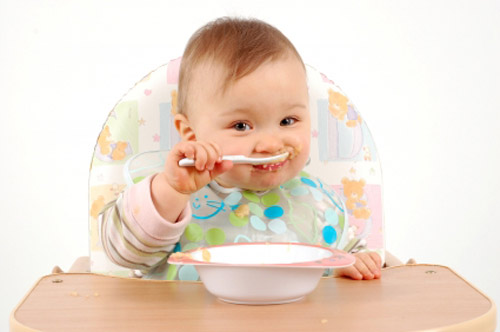 Ребенок ест молочный кисель