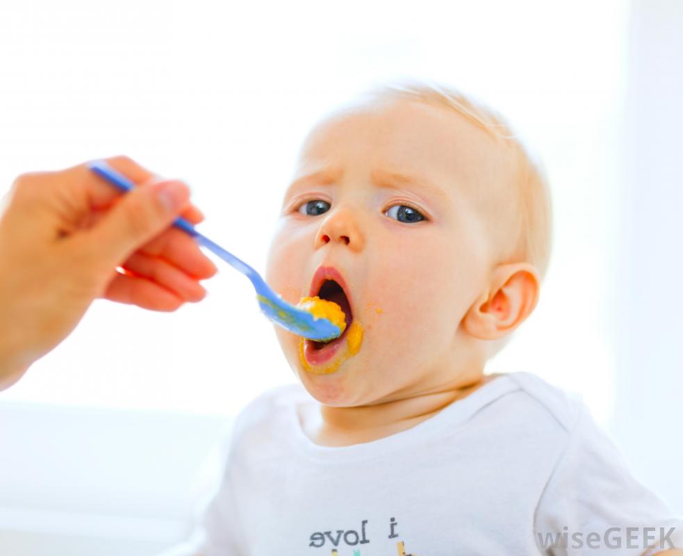ребенок ест овощное пюре