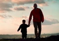 Отец с сыном на прогулке