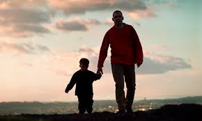 Отец с сыном на прогулке 