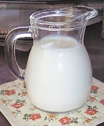 Козье молоко в кувшине