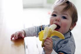 Малышь ест банан