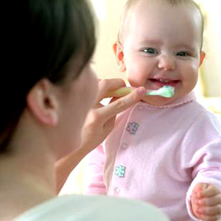 Чистка зубов детям