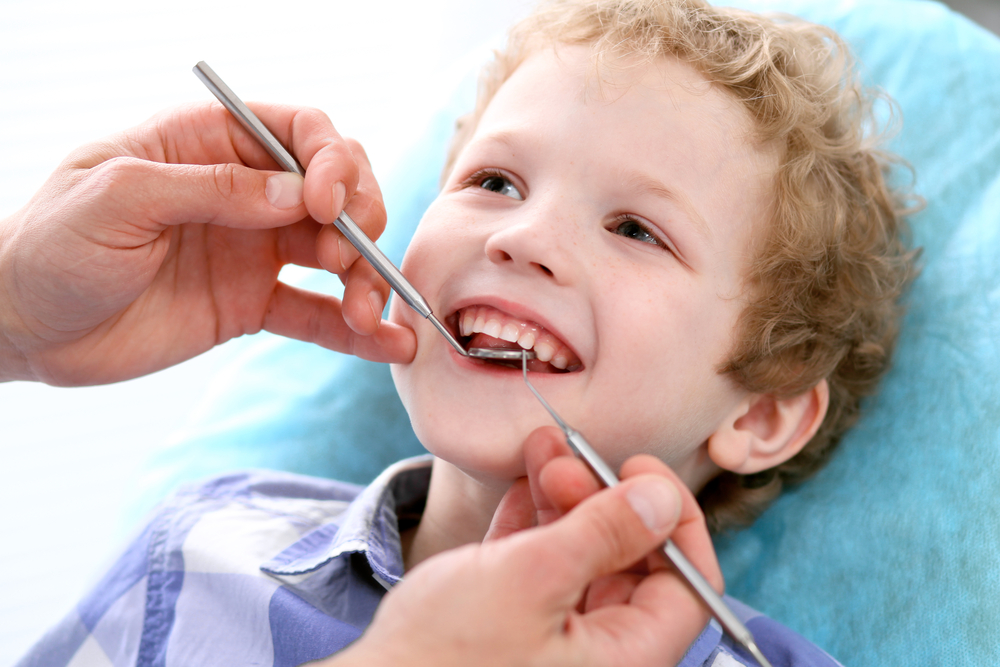 довольный ребенок у стоматолога