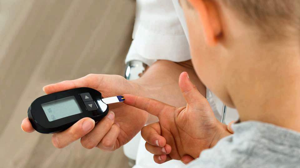 проверка сахара в крови у ребенка больного диабетом