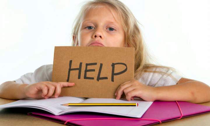Ребенок просит помощь при выполнении домашних заданий