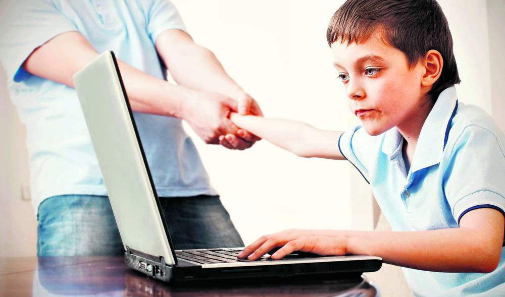 Зависимый от компьютера ребенок играет