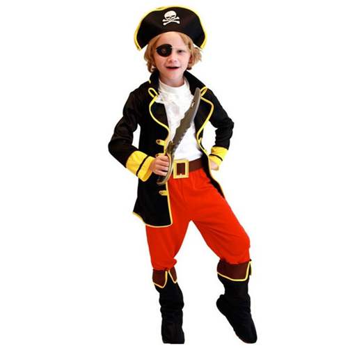 Ребенок одет в пиратский костюм